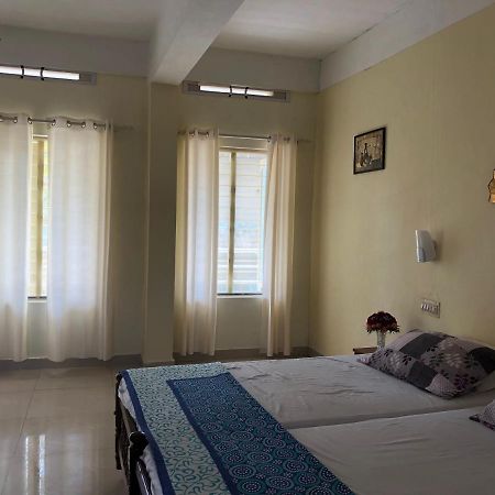 Sandy Beach Hotel Thiruvananthapuram Buitenkant foto