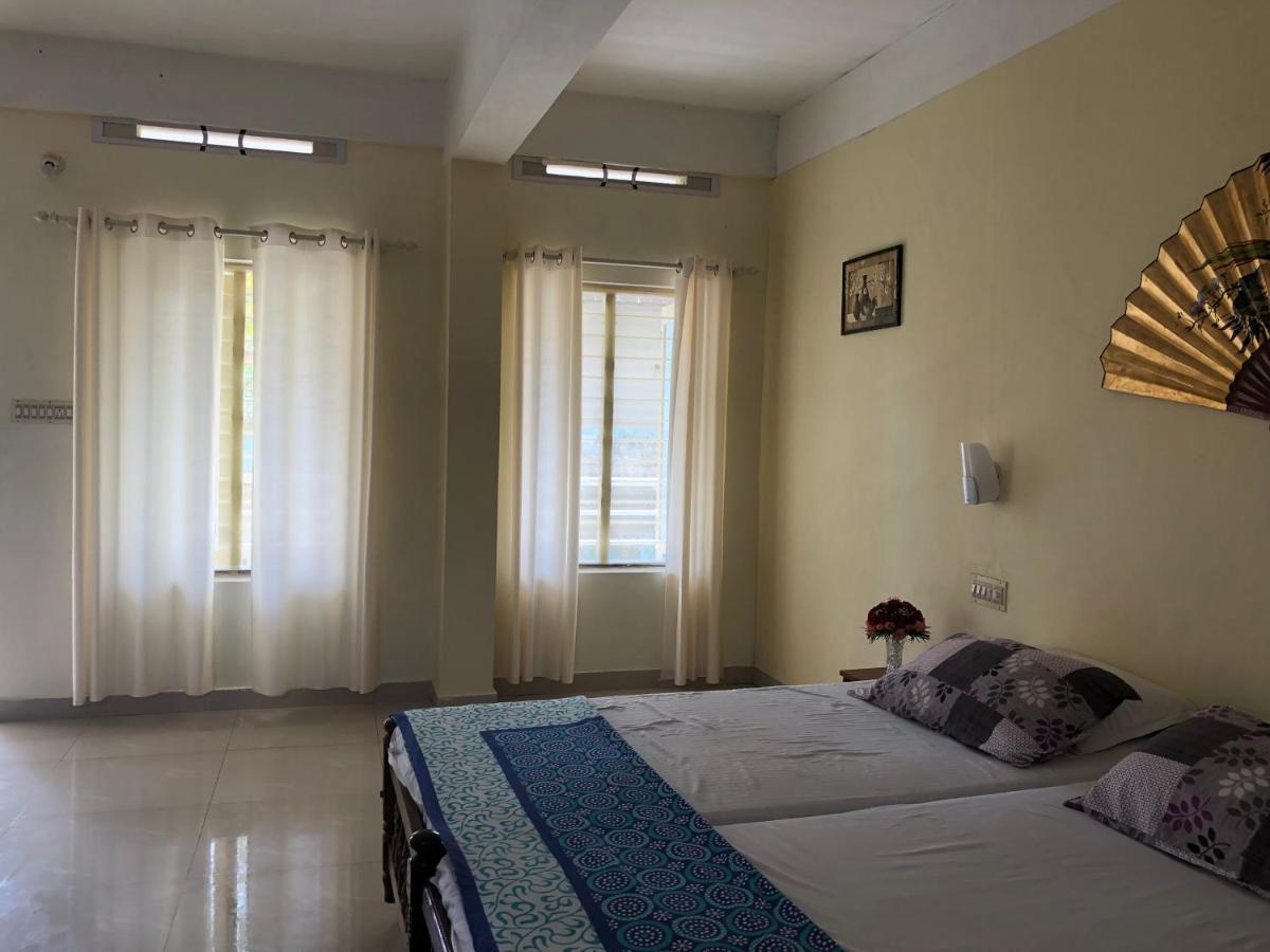 Sandy Beach Hotel Thiruvananthapuram Buitenkant foto