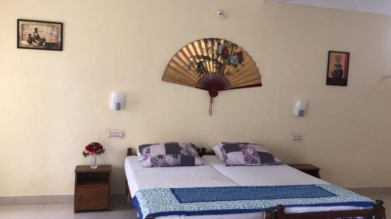 Sandy Beach Hotel Thiruvananthapuram Buitenkant foto