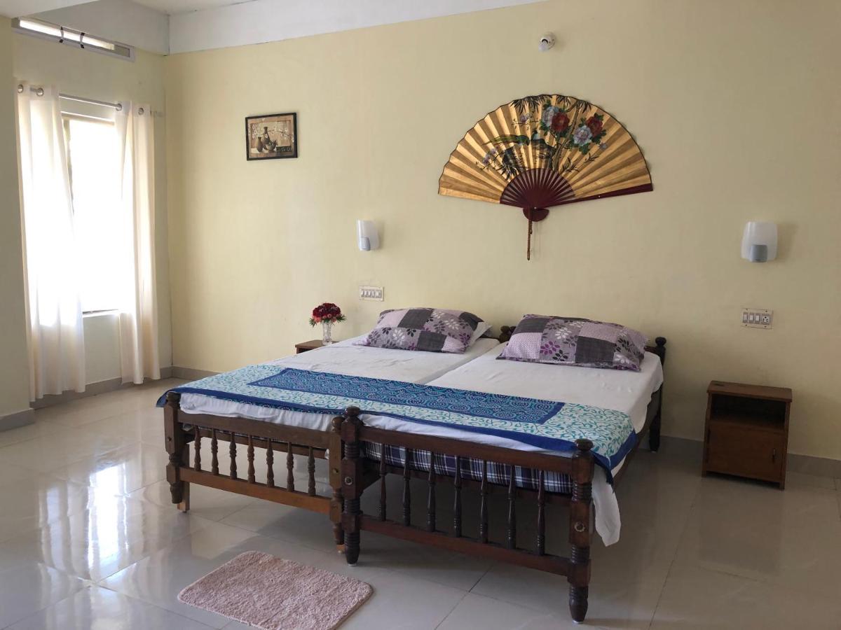 Sandy Beach Hotel Thiruvananthapuram Buitenkant foto
